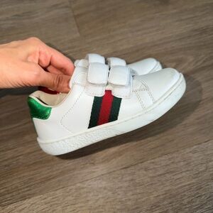 Gucci Kids White Sneakers with Green and Red Stripes